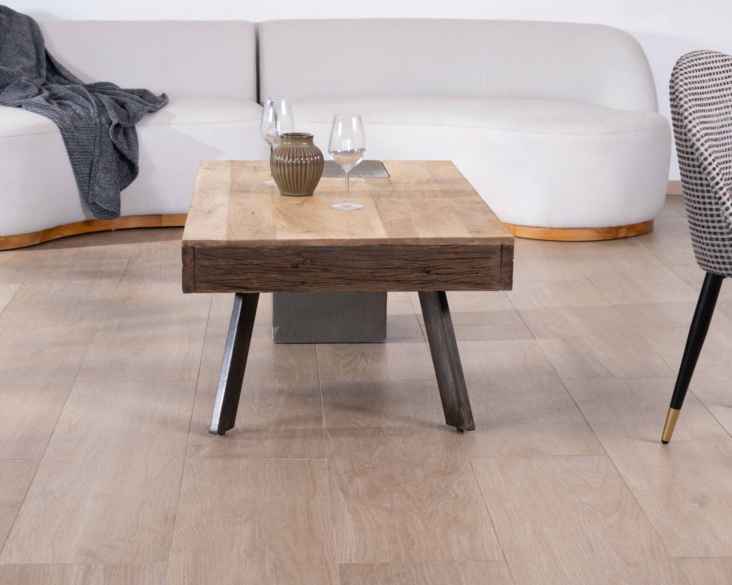 Table basse rectangulaire design en manguier, pieds métal noir antique et ciment "Cemento"