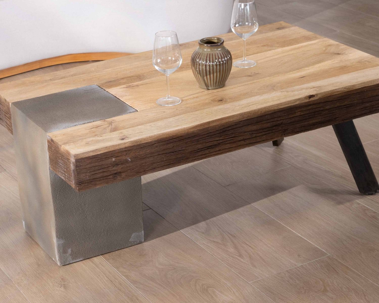 Table basse rectangulaire design en manguier, pieds métal noir antique et ciment "Cemento"