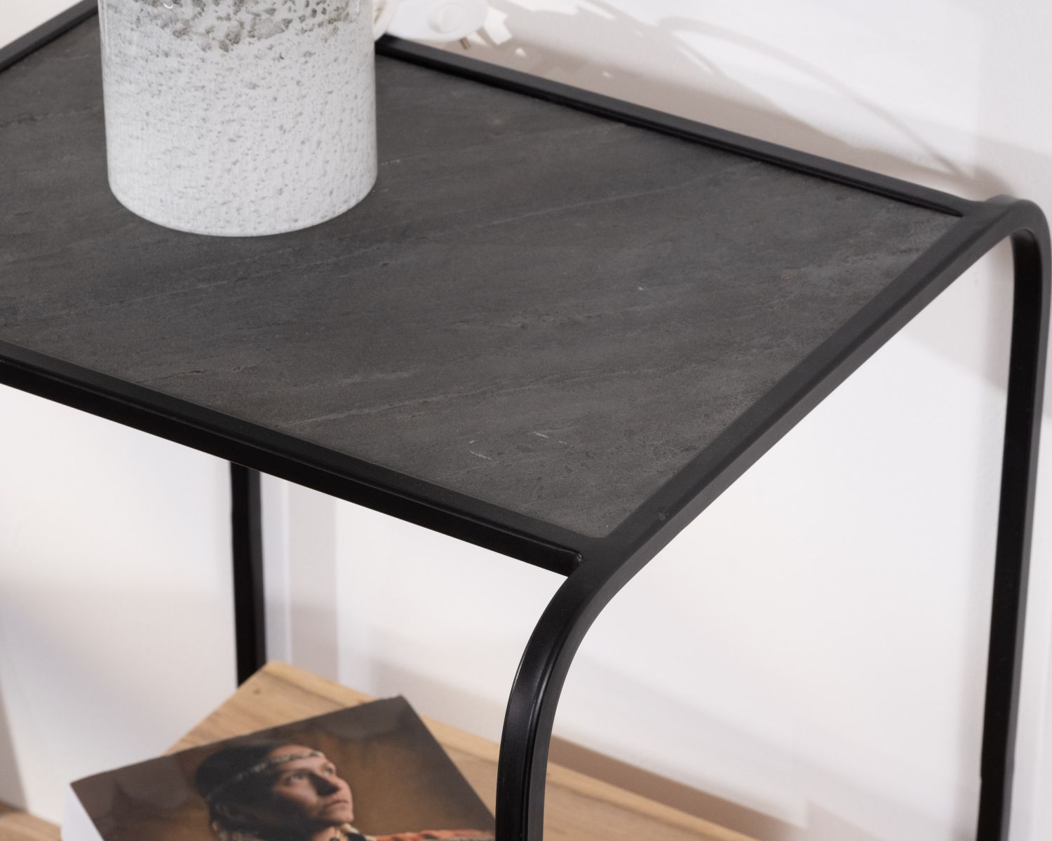 Table de chevet design en métal et bois avec plateau en placage pierre "Pikto"