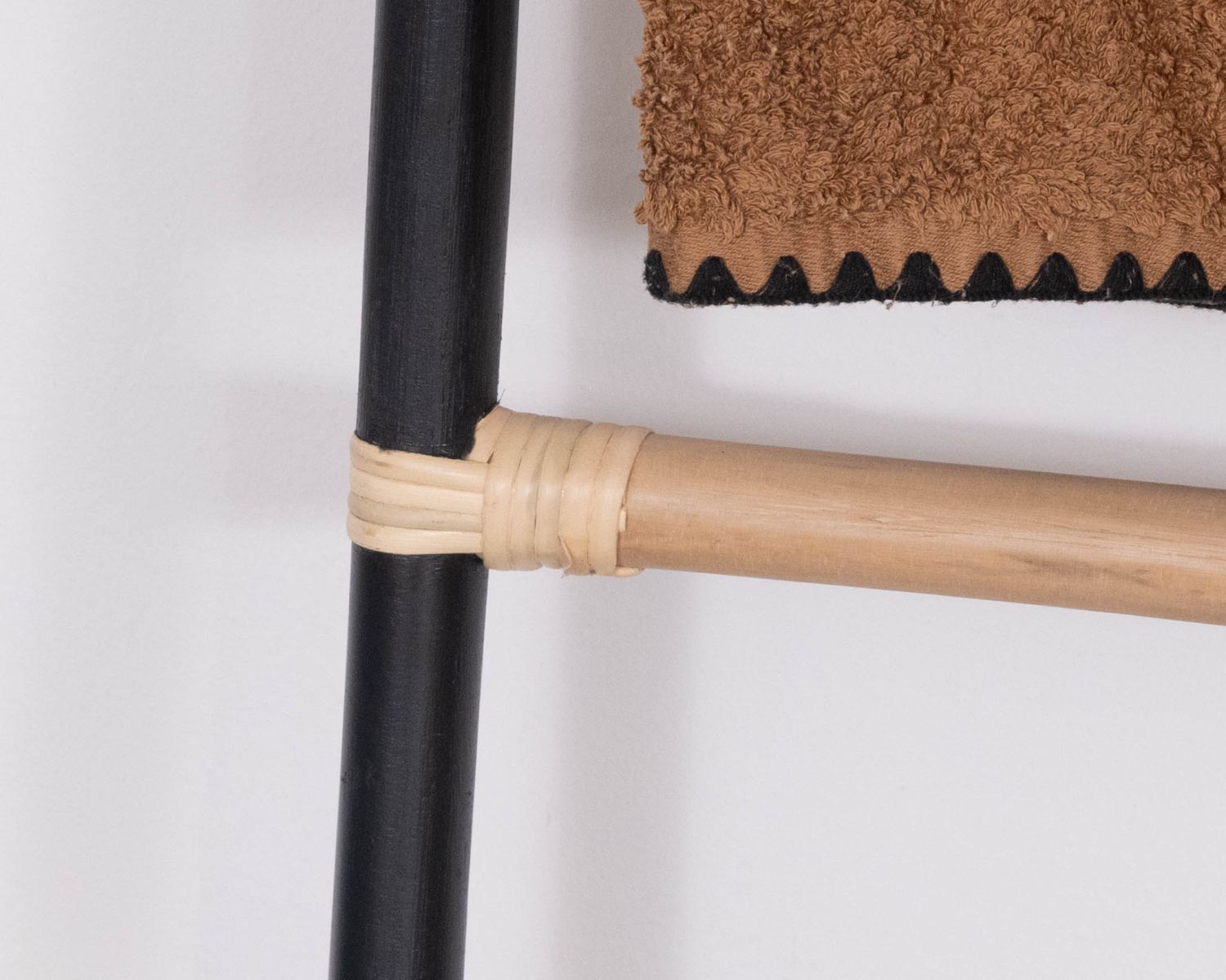 Echelle en rotin finition bicolore naturel et noir "Solira" 150 cm