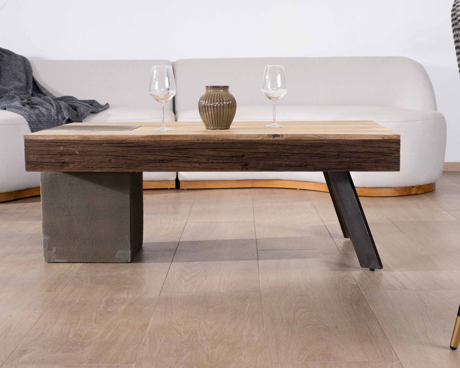 Table basse rectangulaire design en manguier, pieds métal noir antique et ciment "Cemento"