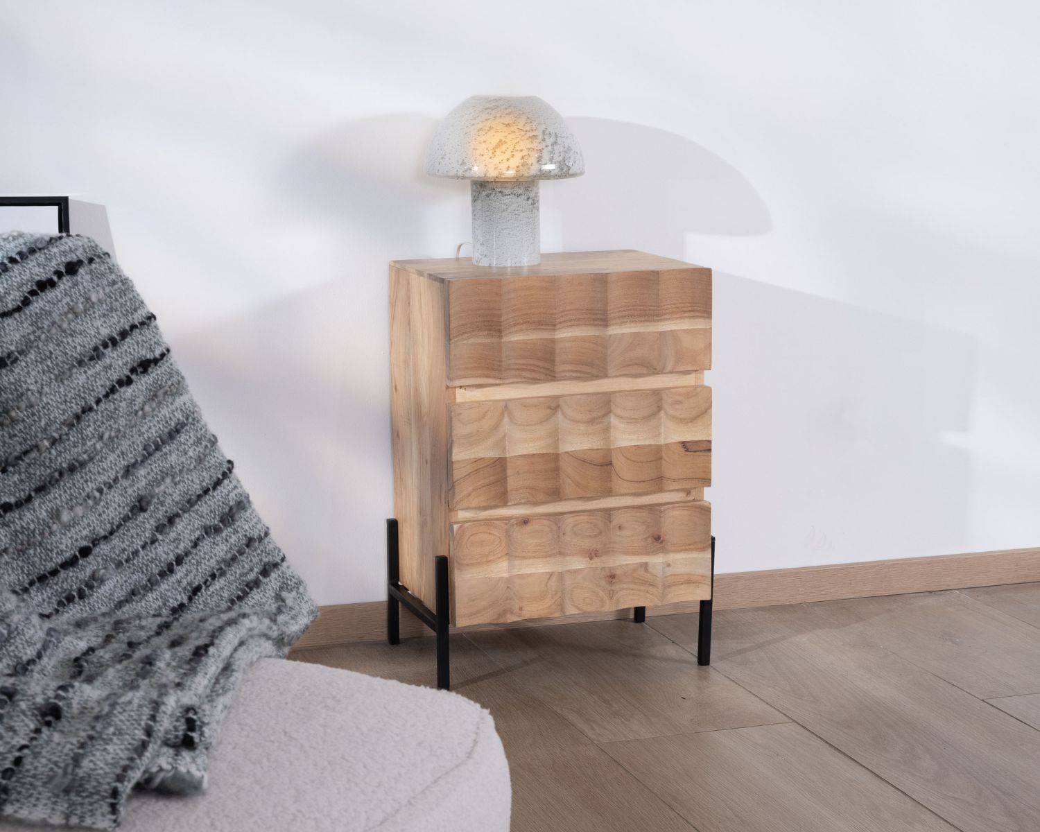 Table de chevet 3 tiroirs en acacia et pieds métal "Shelley"