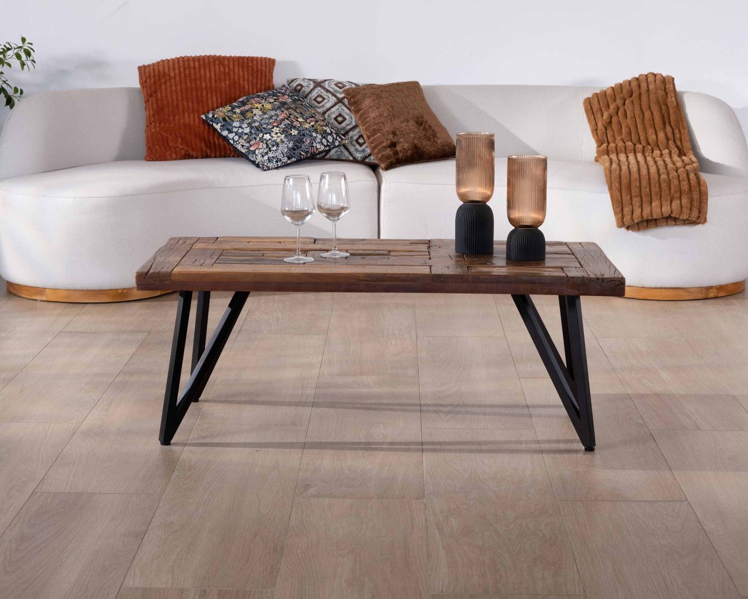 Table basse 120cm en bois massif recyclé et pieds métal noir "Cidade"