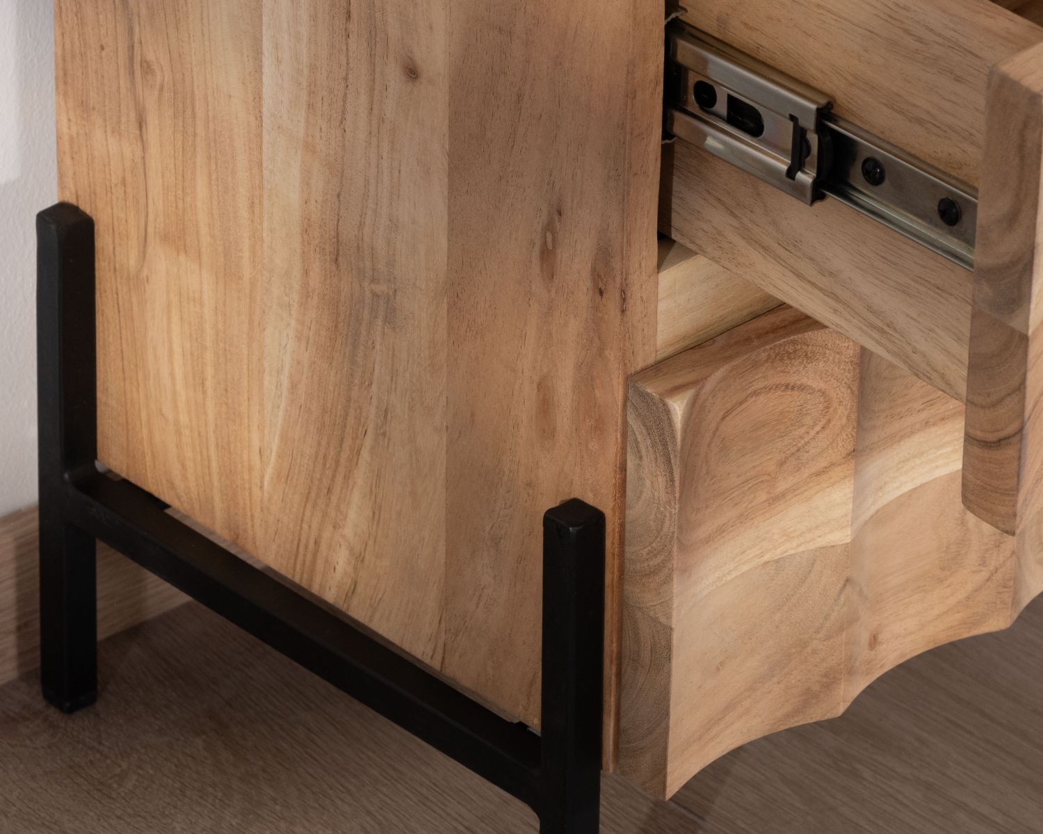 Table de chevet 3 tiroirs en acacia et pieds métal "Shelley"