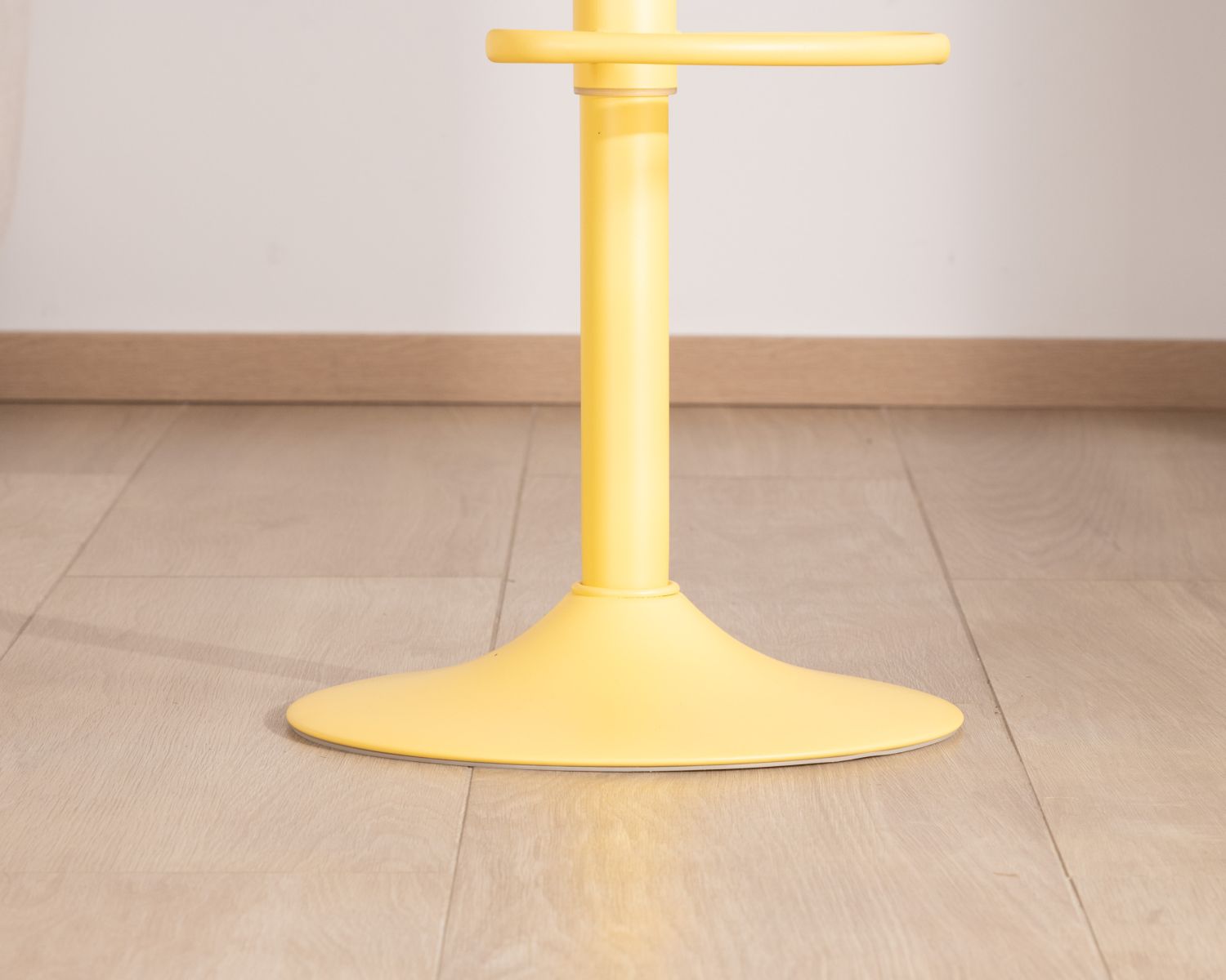 Lot de 2 tabourets en métal jaune acidulé avec assise bois "Juo" hauteur réglable