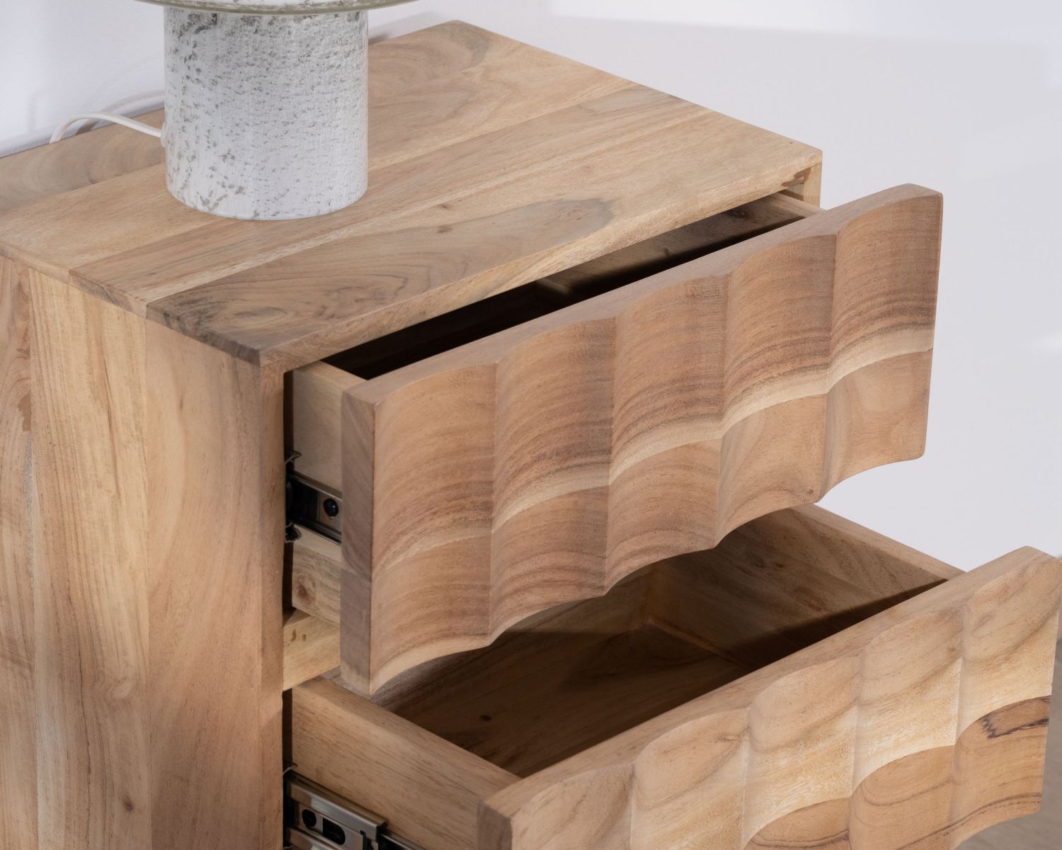 Table de chevet 3 tiroirs en acacia et pieds métal "Shelley"