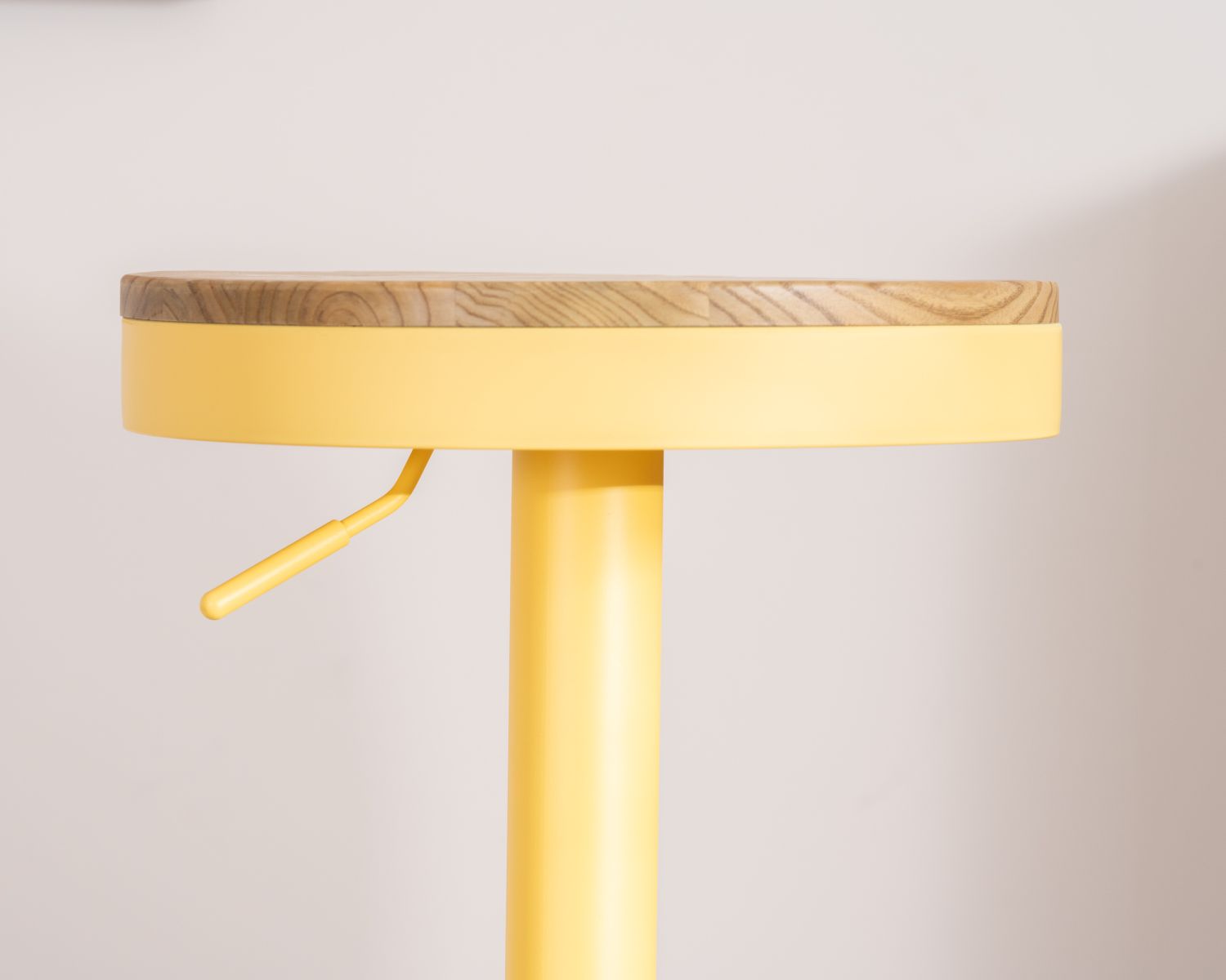 Lot de 2 tabourets en métal jaune acidulé avec assise bois "Juo" hauteur réglable