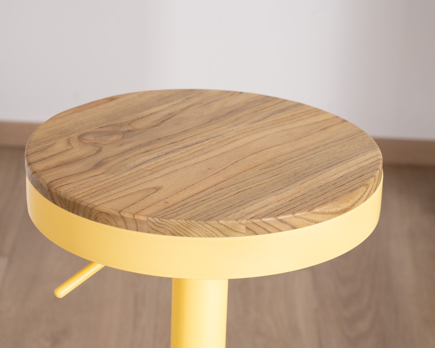 Lot de 2 tabourets en métal jaune acidulé avec assise bois "Juo" hauteur réglable