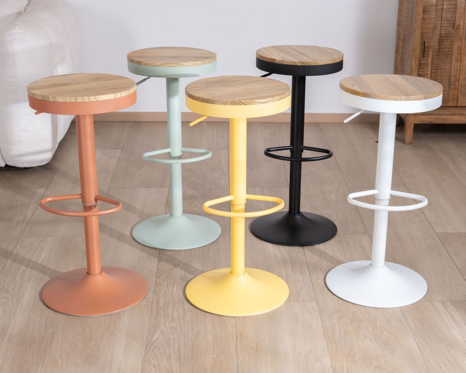 Lot de 2 tabourets en métal jaune acidulé avec assise bois "Juo" hauteur réglable