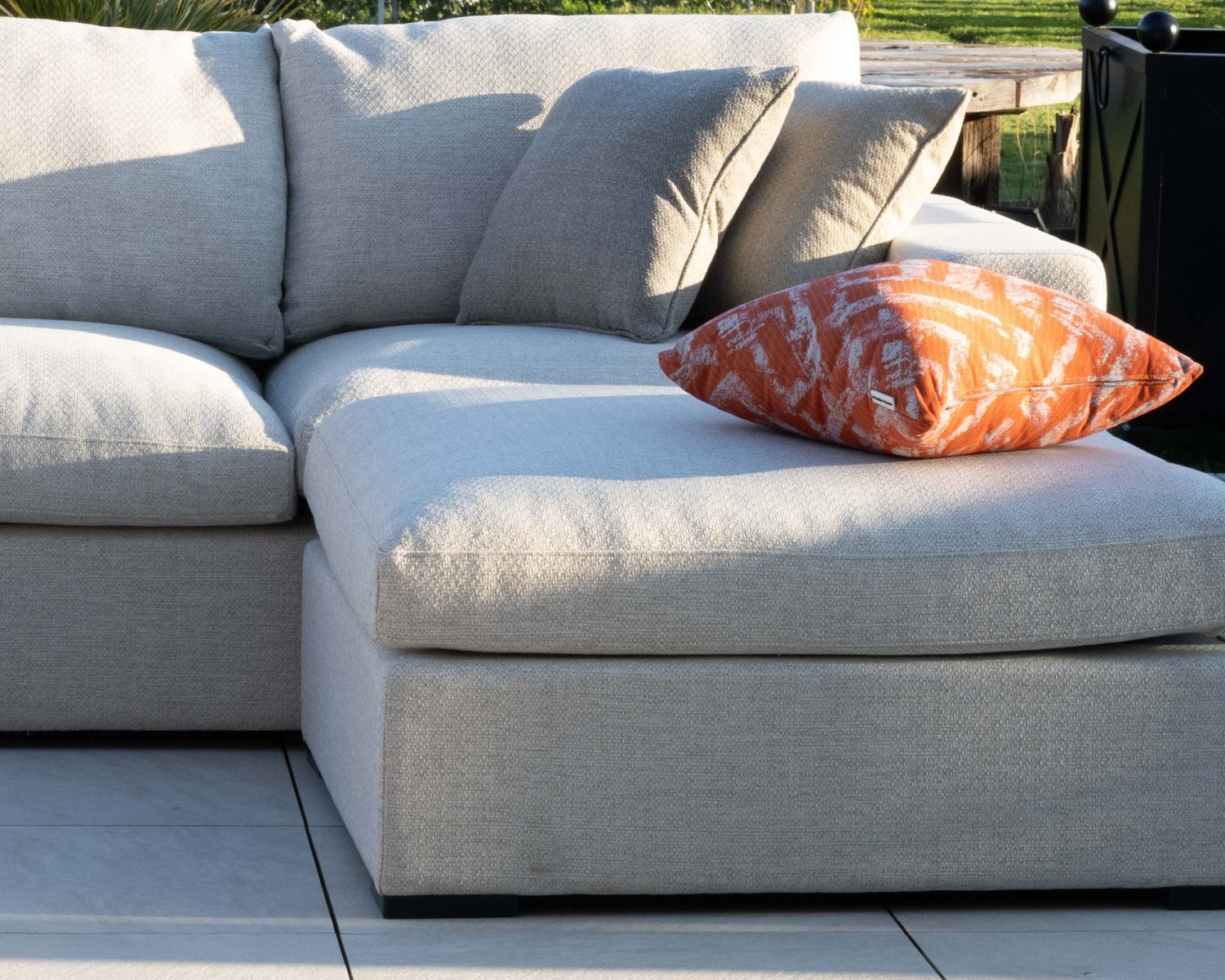 Canapé d'extérieur ultra confort en tissu beige chiné et coussins décos "Toliara" avec module ottoman