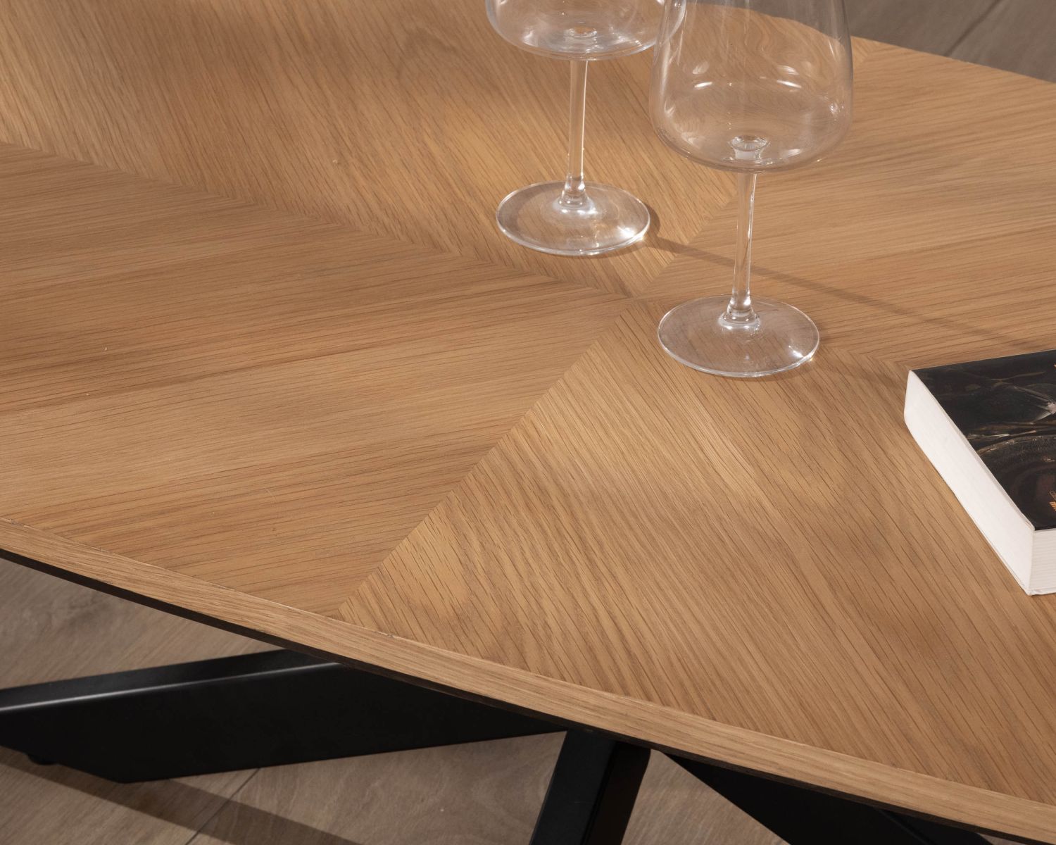 Table basse plateau placage chêne clair pied étoile métal noir "Toledo"