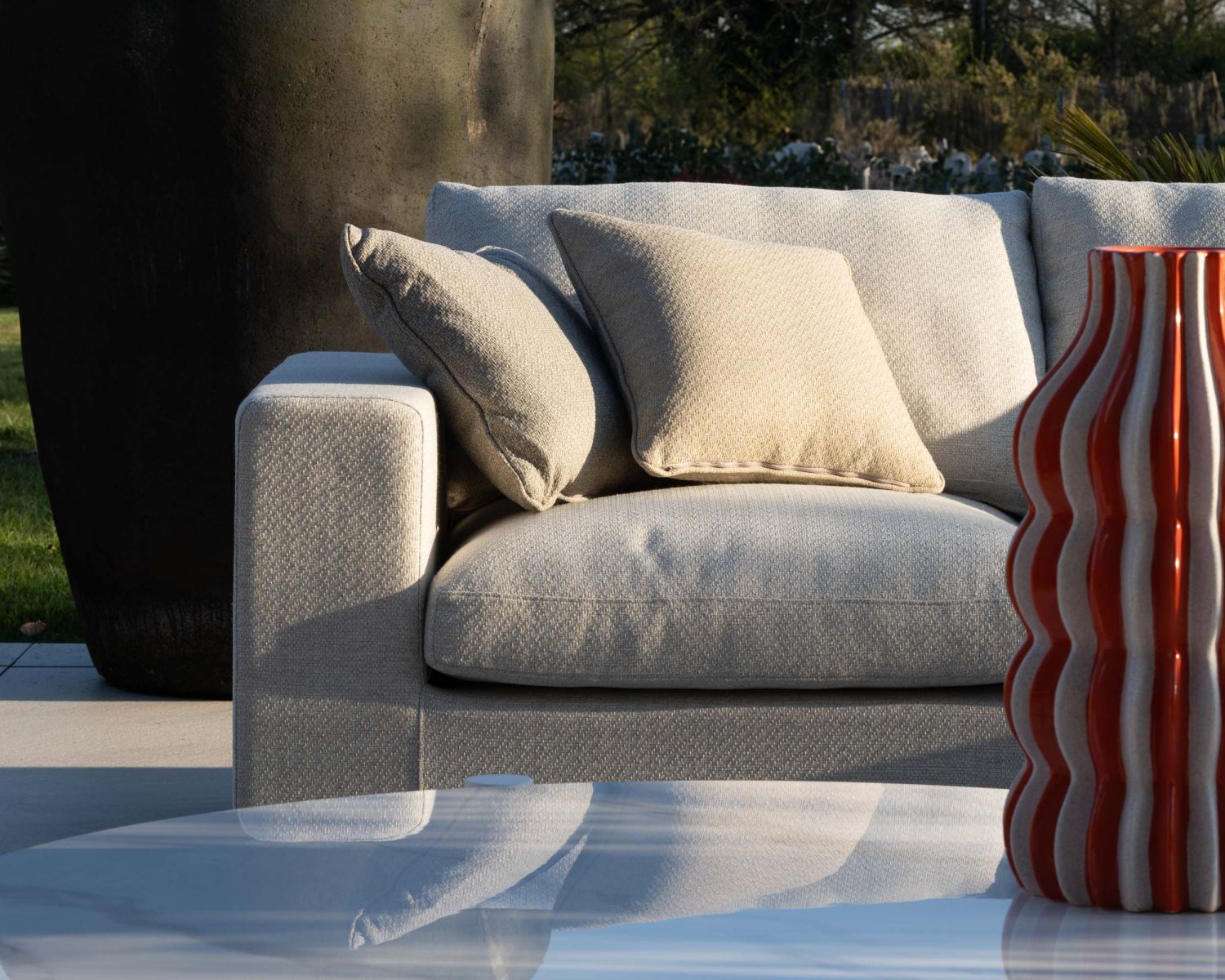 Canapé d'extérieur ultra confort en tissu beige chiné et coussins décos "Toliara" avec module ottoman