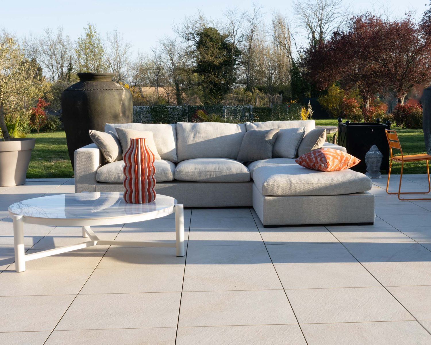 Canapé d'extérieur ultra confort en tissu beige chiné et coussins décos "Toliara" avec module ottoman