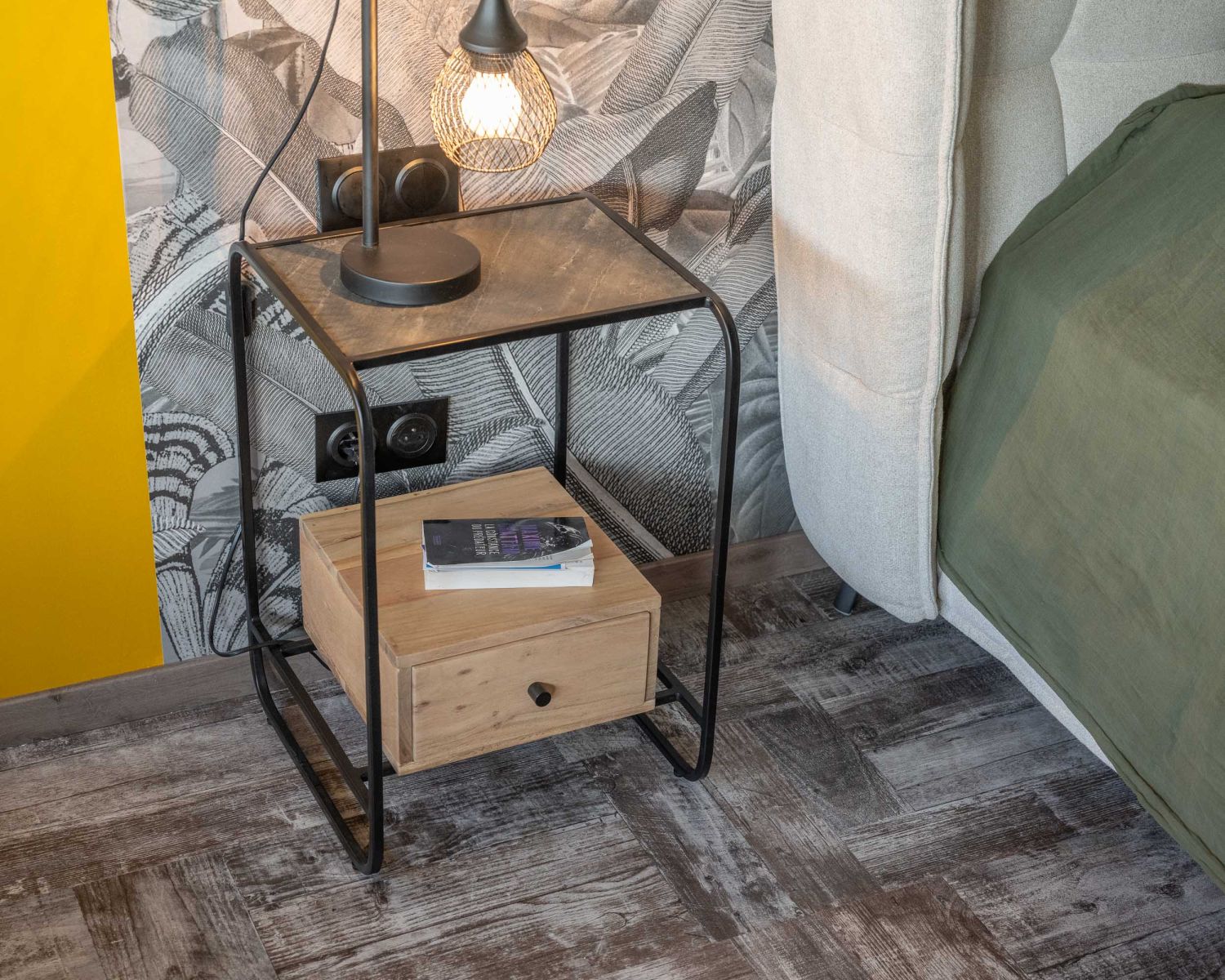 Table de chevet design en métal et bois avec plateau en placage pierre "Pikto"