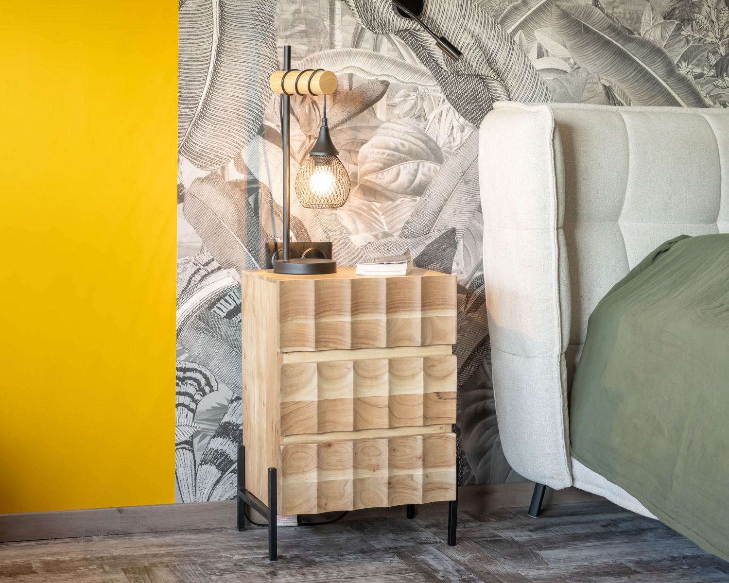 Table de chevet 3 tiroirs en acacia et pieds métal "Shelley"