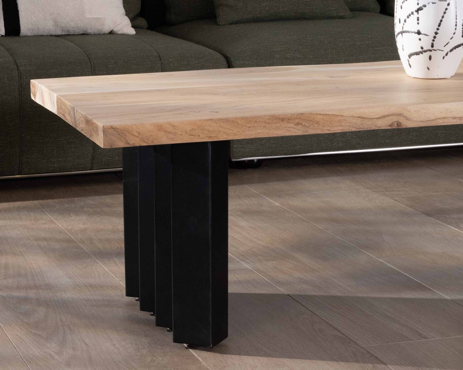 Table de salon design en acacia naturel et pieds métal plissés "Audacio"