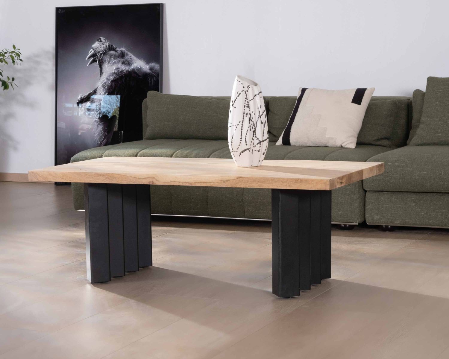 Table de salon design en acacia naturel et pieds métal plissés "Audacio"