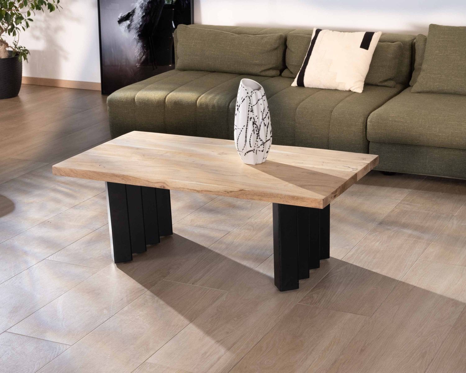 Table de salon design en acacia naturel et pieds métal plissés "Audacio"