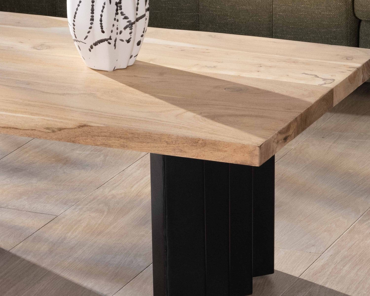 Table de salon design en acacia naturel et pieds métal plissés "Audacio"