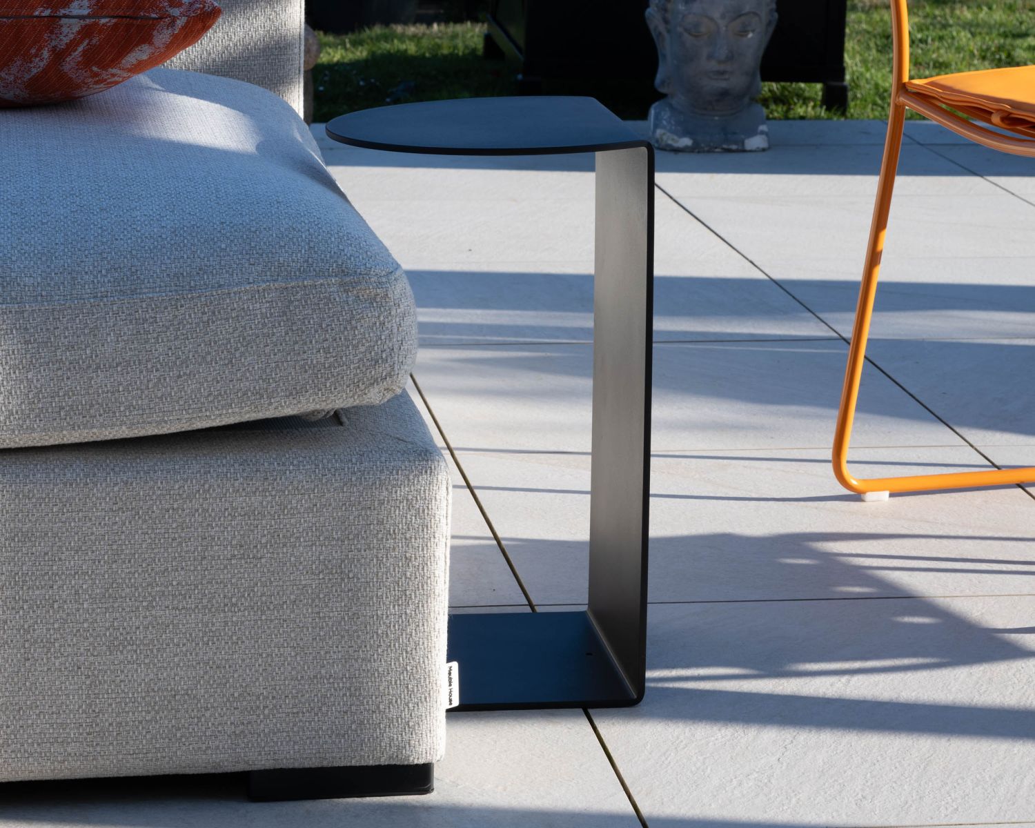 Bout de canapé épuré en aluminium noir "Armando"