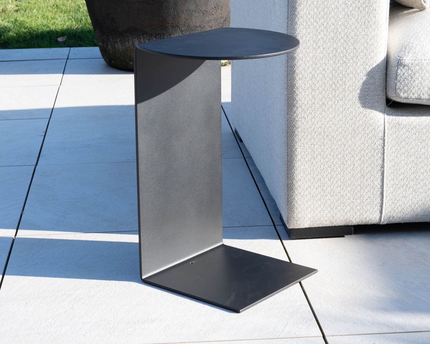 Bout de canapé épuré en aluminium noir "Armando"