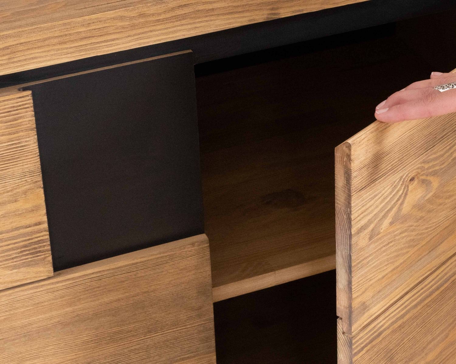 Buffet vitré contemporain en pin massif brossé avec décor carrés noirs "Cubo"