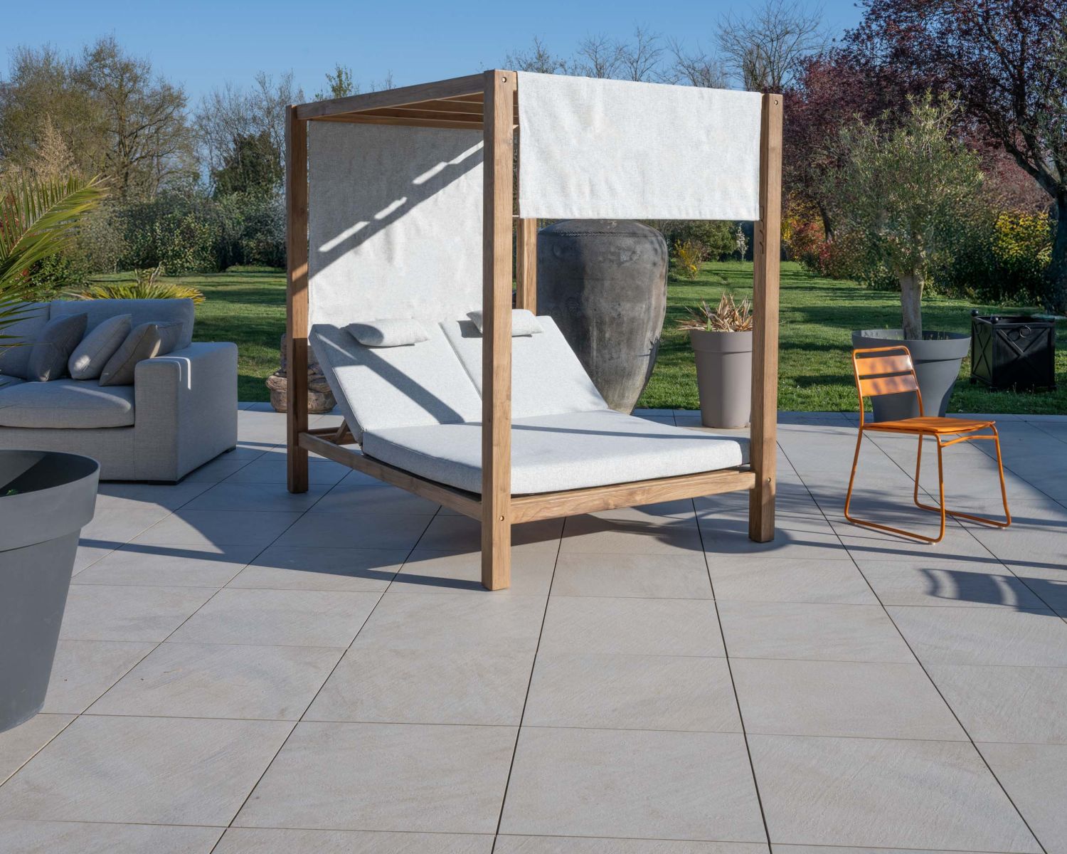 Lit de jardin en teck et tissu spécial extérieur gris clair "Eclipse"