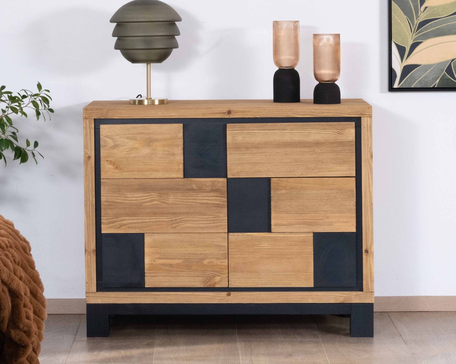 Petit bahut de rangement en pin brossé et motif carrés noirs "Cubo"