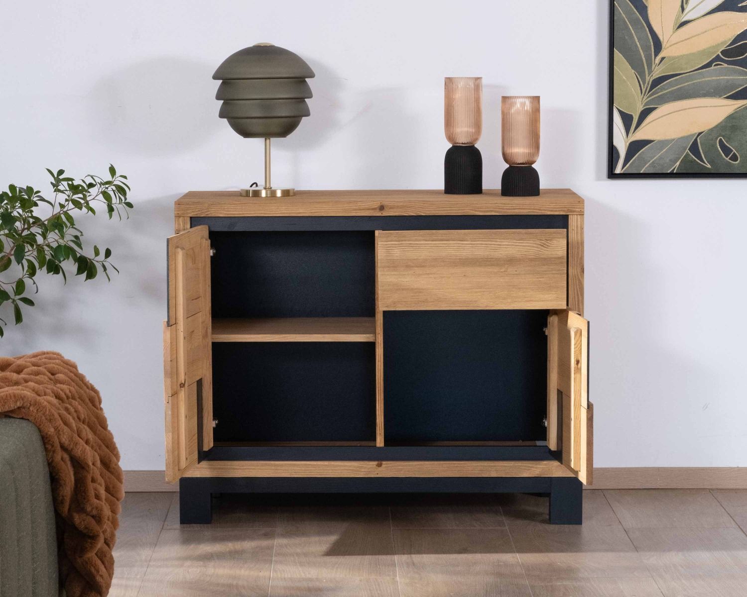 Petit bahut de rangement en pin brossé et motif carrés noirs "Cubo"