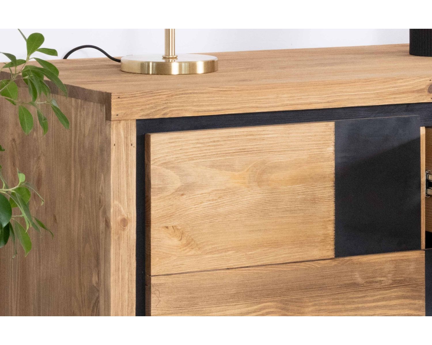 Bahut en pin brossé et motif carrés noirs 153 cm "Cubo"