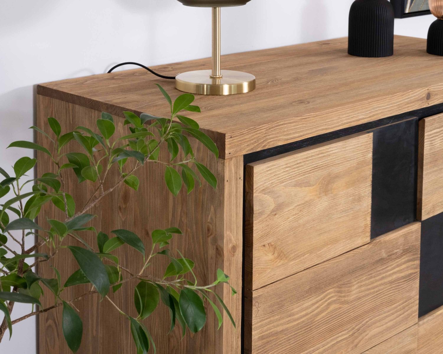 Petit bahut de rangement en pin brossé et motif carrés noirs "Cubo"