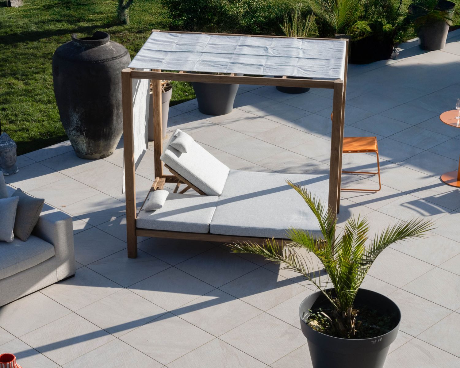 Lit de jardin en teck et tissu spécial extérieur gris clair "Eclipse"