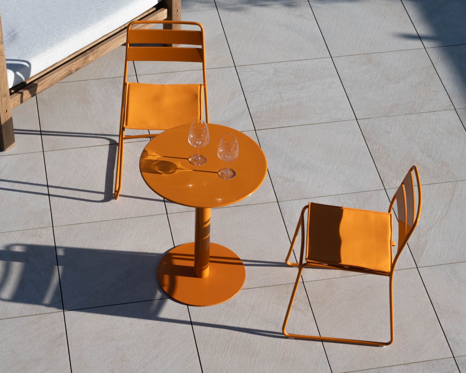 Ensemble de jardin esprit bistrot "Juicy" en métal coloré orange
