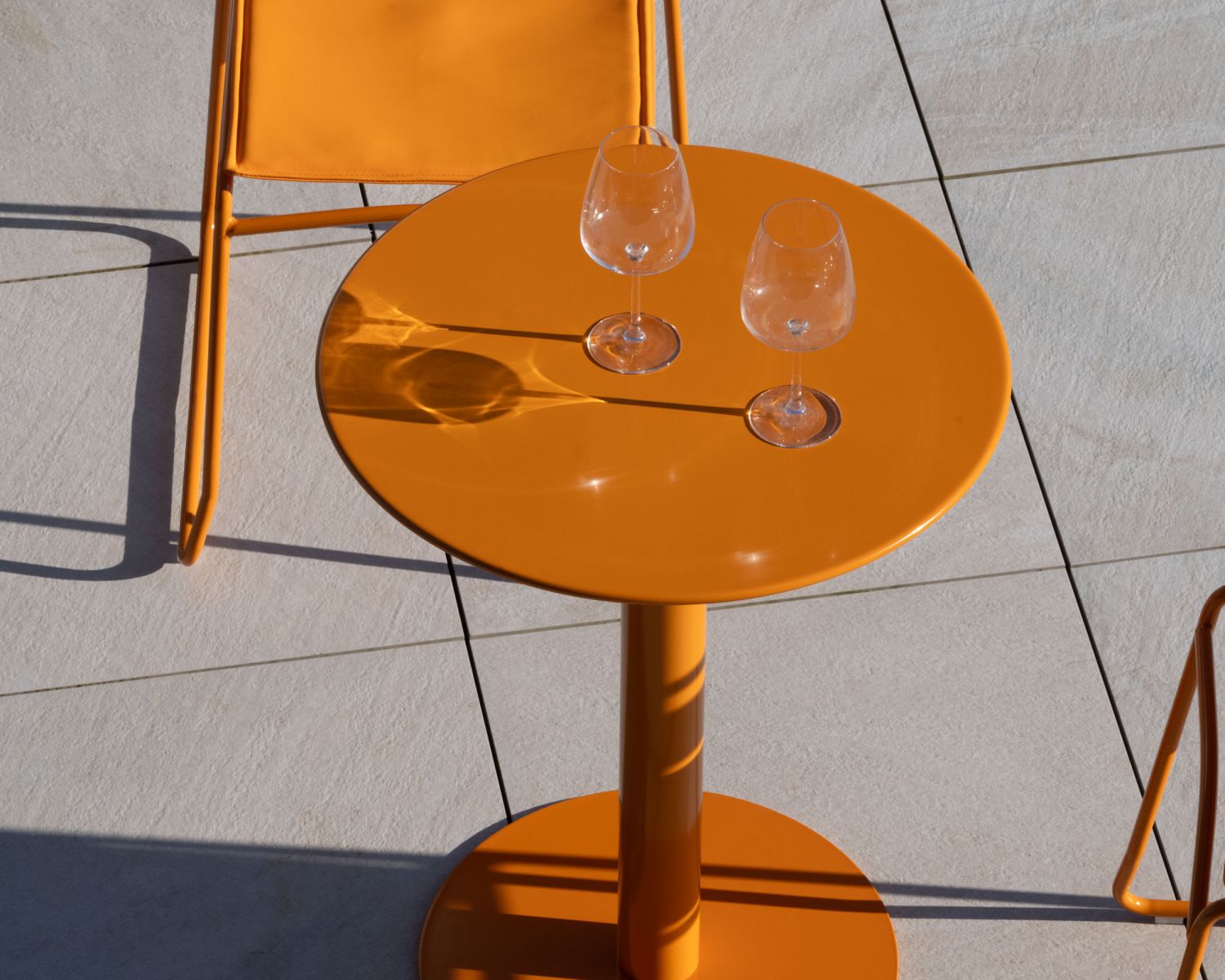 Ensemble de jardin esprit bistrot "Juicy" en métal coloré orange
