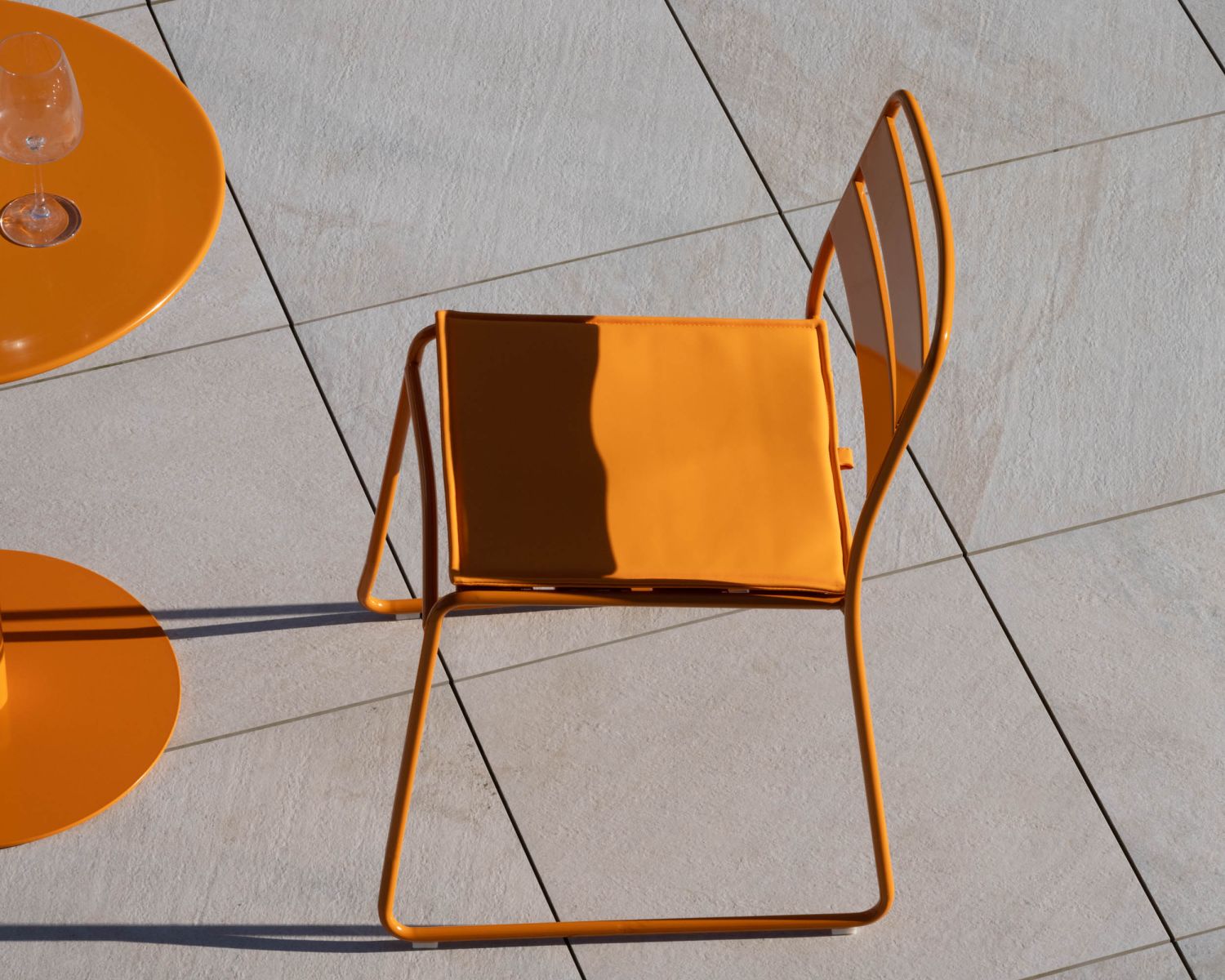 Ensemble de jardin esprit bistrot "Juicy" en métal coloré orange