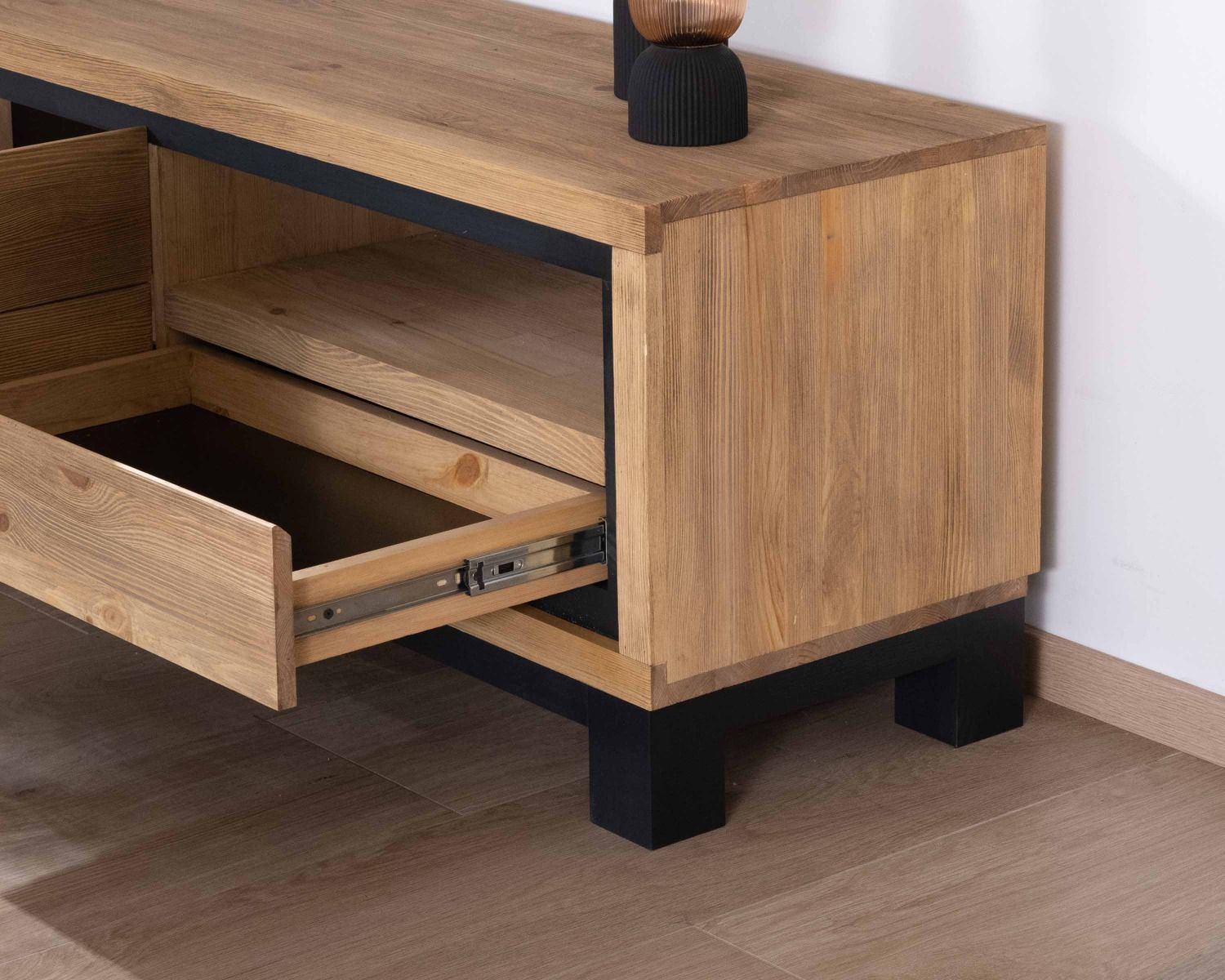 Meuble télé contemporain pin brossé façade motif cubes noirs 153 cm "Cubo"