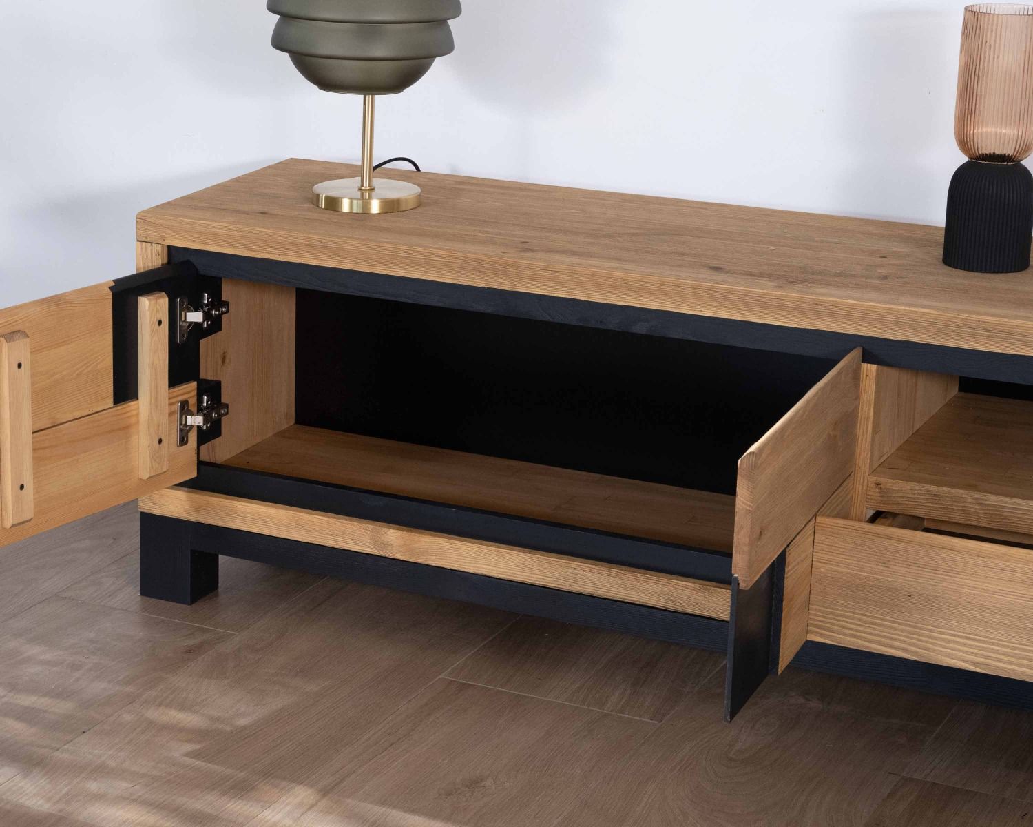 Meuble télé contemporain pin brossé façade motif cubes noirs 153 cm "Cubo"