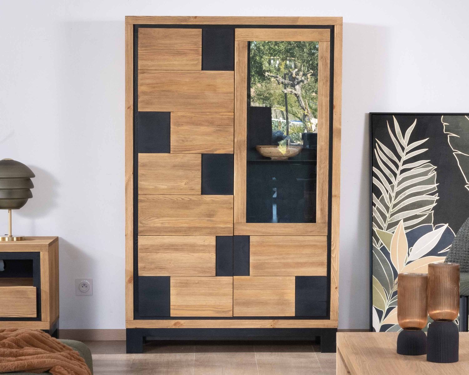 Buffet vitré contemporain en pin massif brossé avec décor carrés noirs "Cubo"
