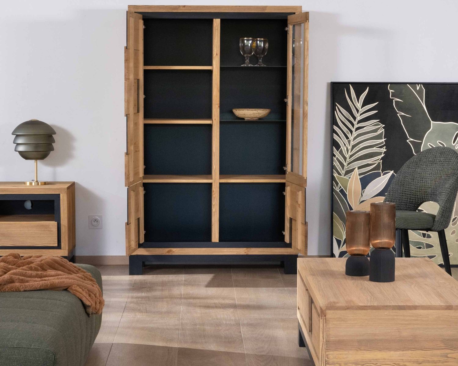 Buffet vitré contemporain en pin massif brossé avec décor carrés noirs "Cubo"