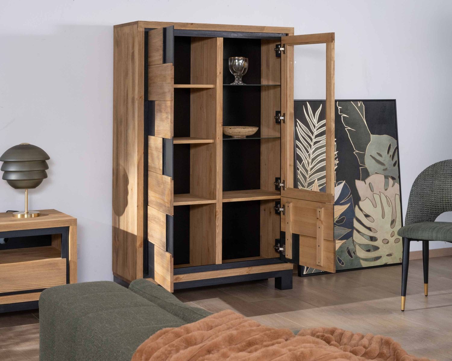Buffet vitré contemporain en pin massif brossé avec décor carrés noirs "Cubo"