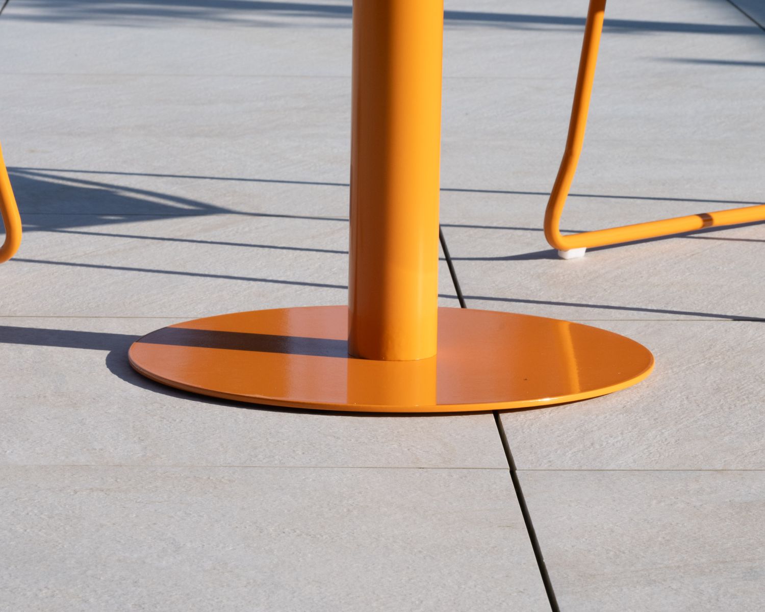 Ensemble de jardin esprit bistrot "Juicy" en métal coloré orange