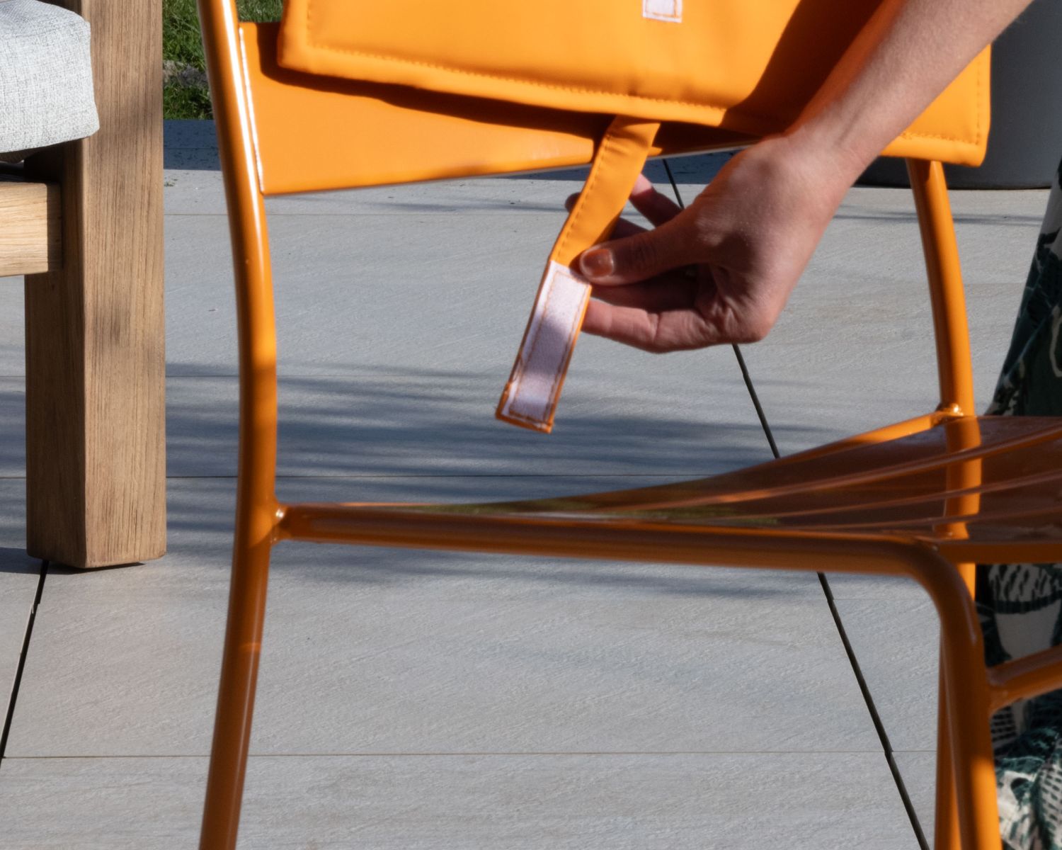 Ensemble de jardin esprit bistrot "Juicy" en métal coloré orange