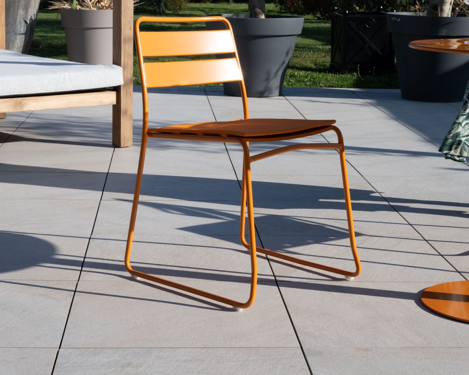 Ensemble de jardin esprit bistrot "Juicy" en métal coloré orange