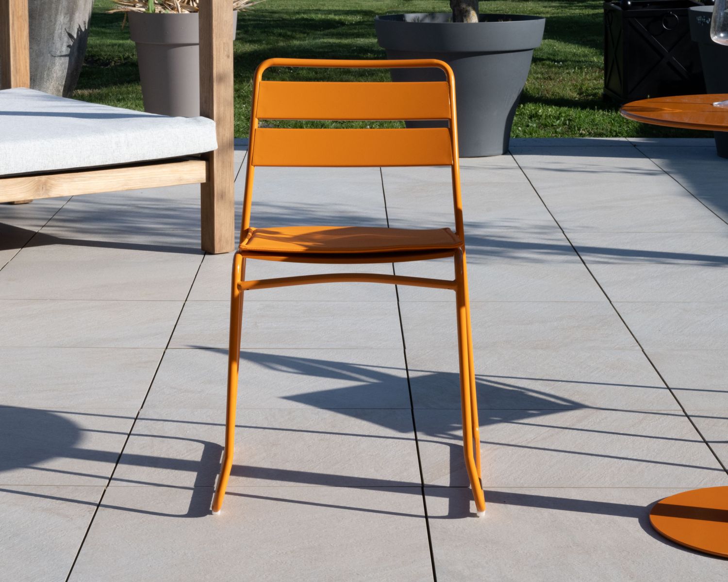 Ensemble de jardin esprit bistrot "Juicy" en métal coloré orange