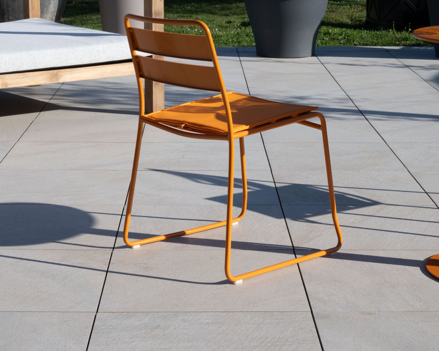 Ensemble de jardin esprit bistrot "Juicy" en métal coloré orange