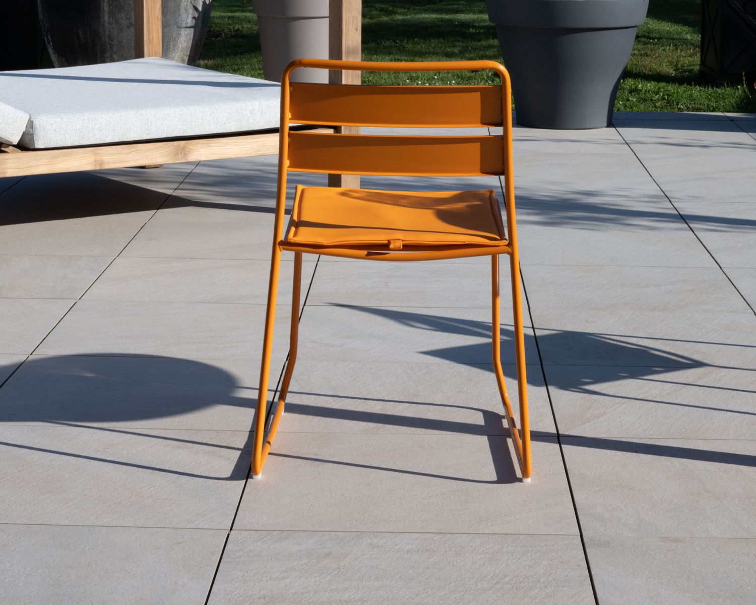 Ensemble de jardin esprit bistrot "Juicy" en métal coloré orange