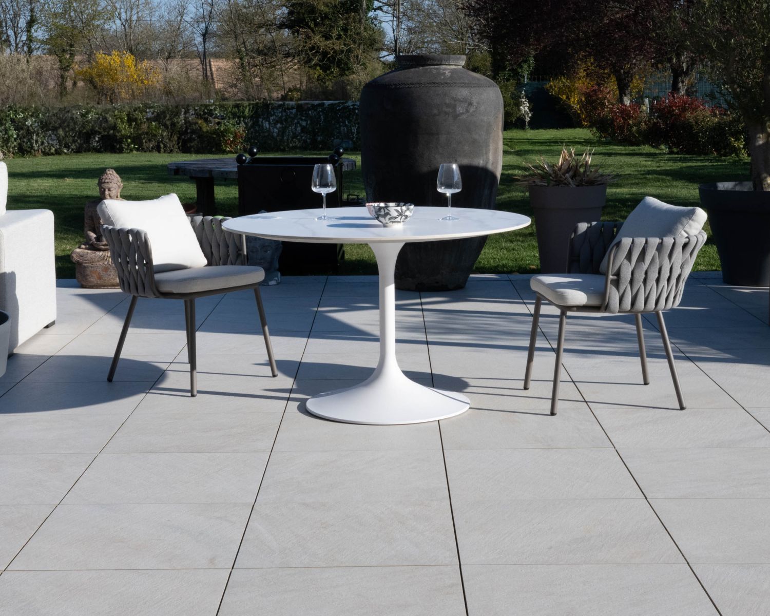 Table ronde 120 cm blanche spécial extérieur en aluminium et céramique "Saumur"