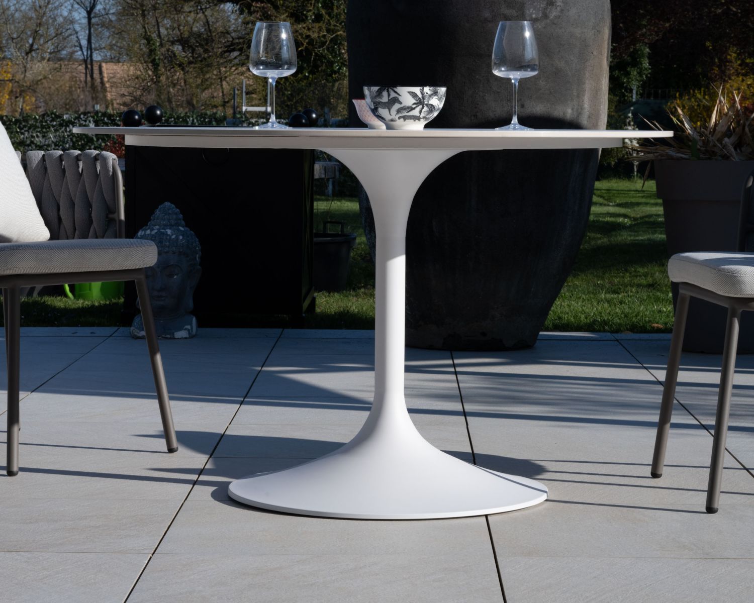 Table ronde 120 cm blanche spécial extérieur en aluminium et céramique "Saumur"