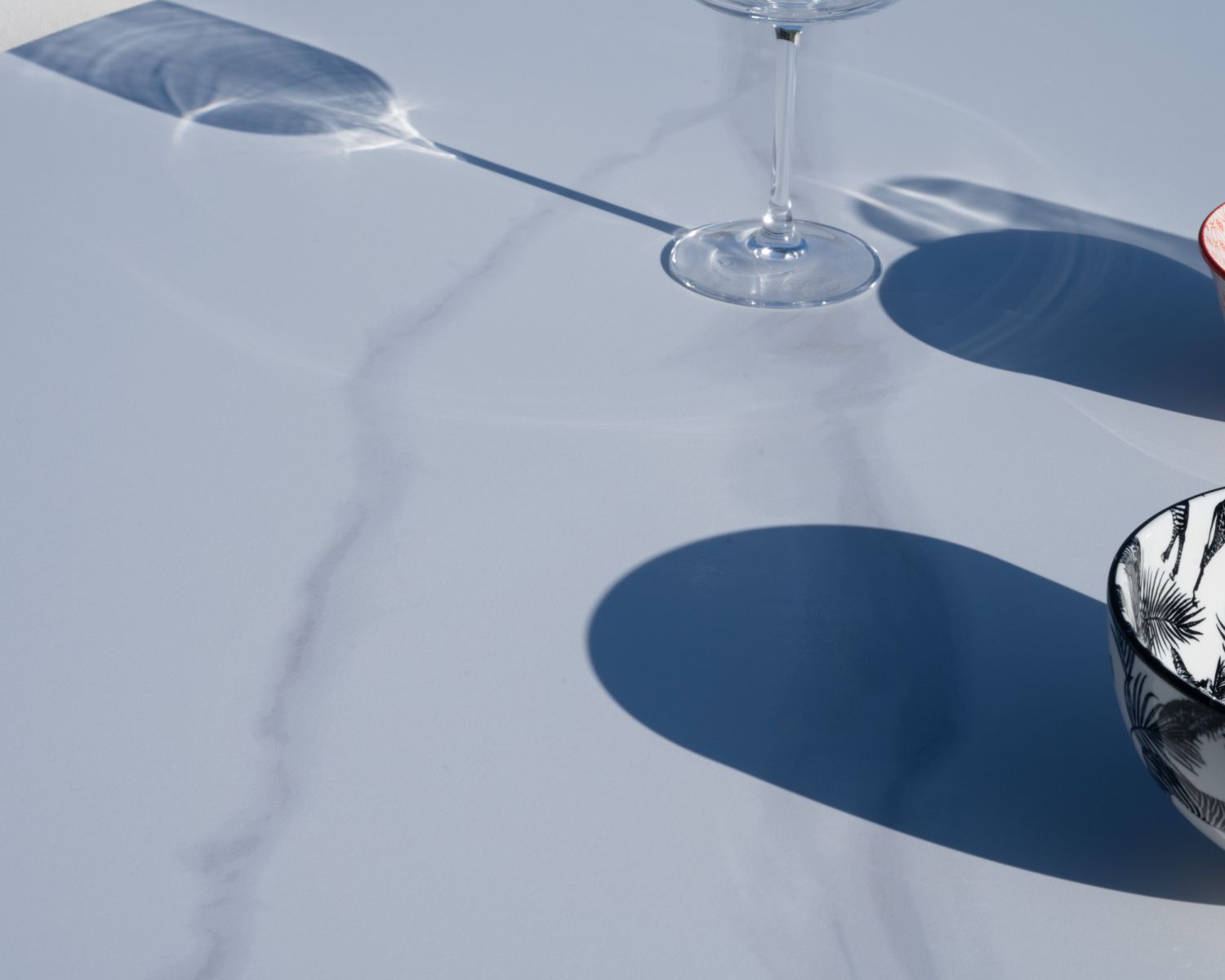 Table ronde 120 cm blanche spécial extérieur en aluminium et céramique "Saumur"