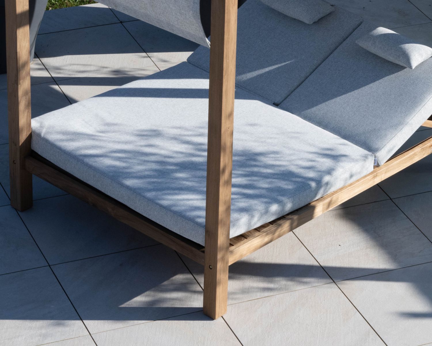 Lit de jardin en teck et tissu spécial extérieur gris clair "Eclipse"